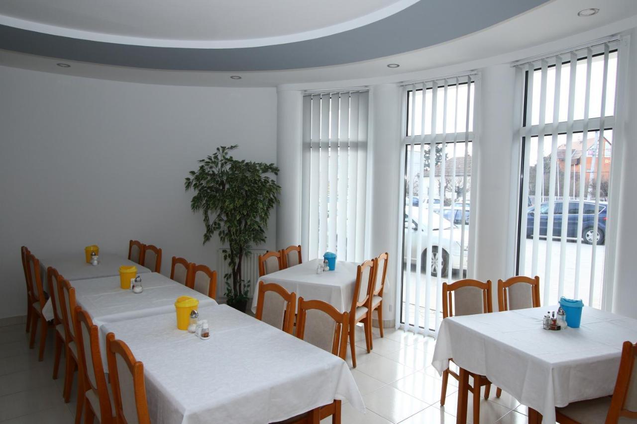 Komárom Hotel Aqua מראה חיצוני תמונה