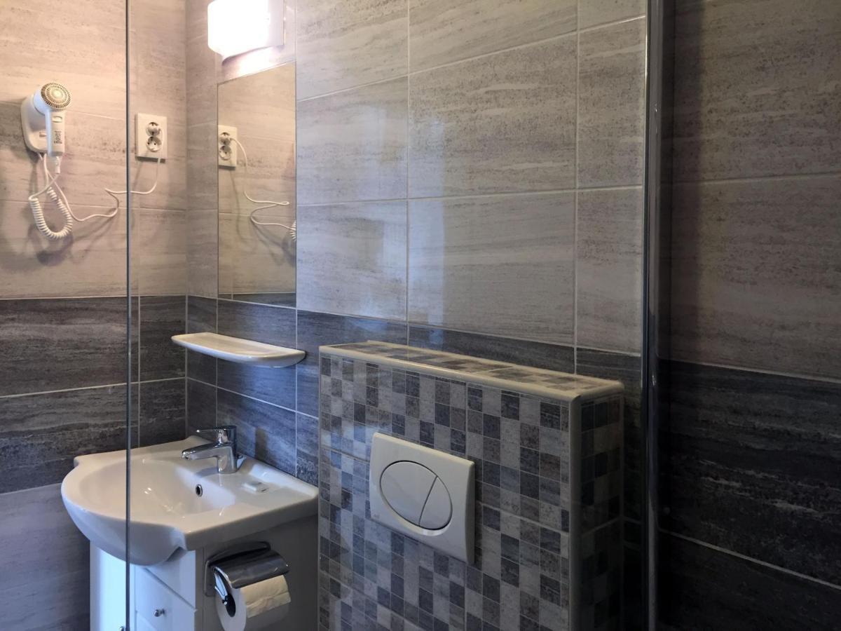 Komárom Hotel Aqua מראה חיצוני תמונה