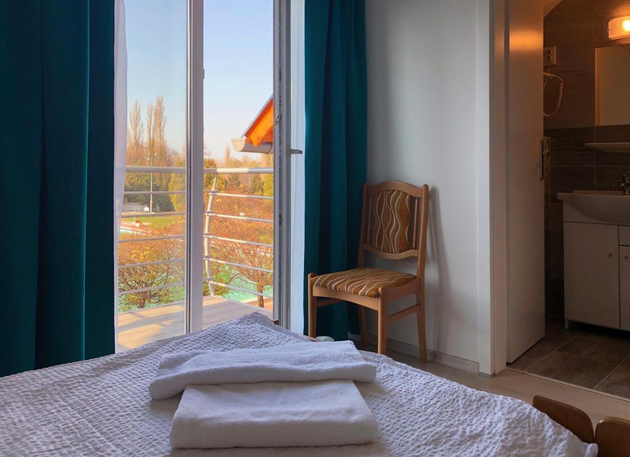 Komárom Hotel Aqua מראה חיצוני תמונה