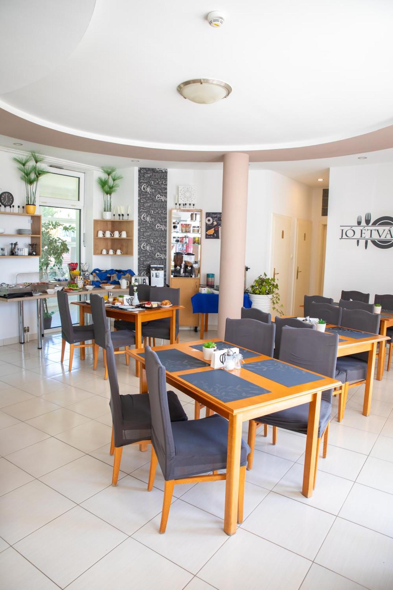 Komárom Hotel Aqua מראה חיצוני תמונה